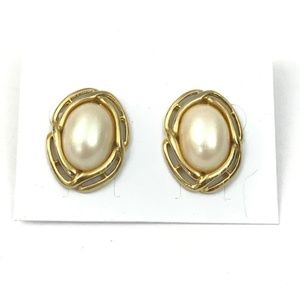 Vintage Richelieu faux pearl gold tone earrings